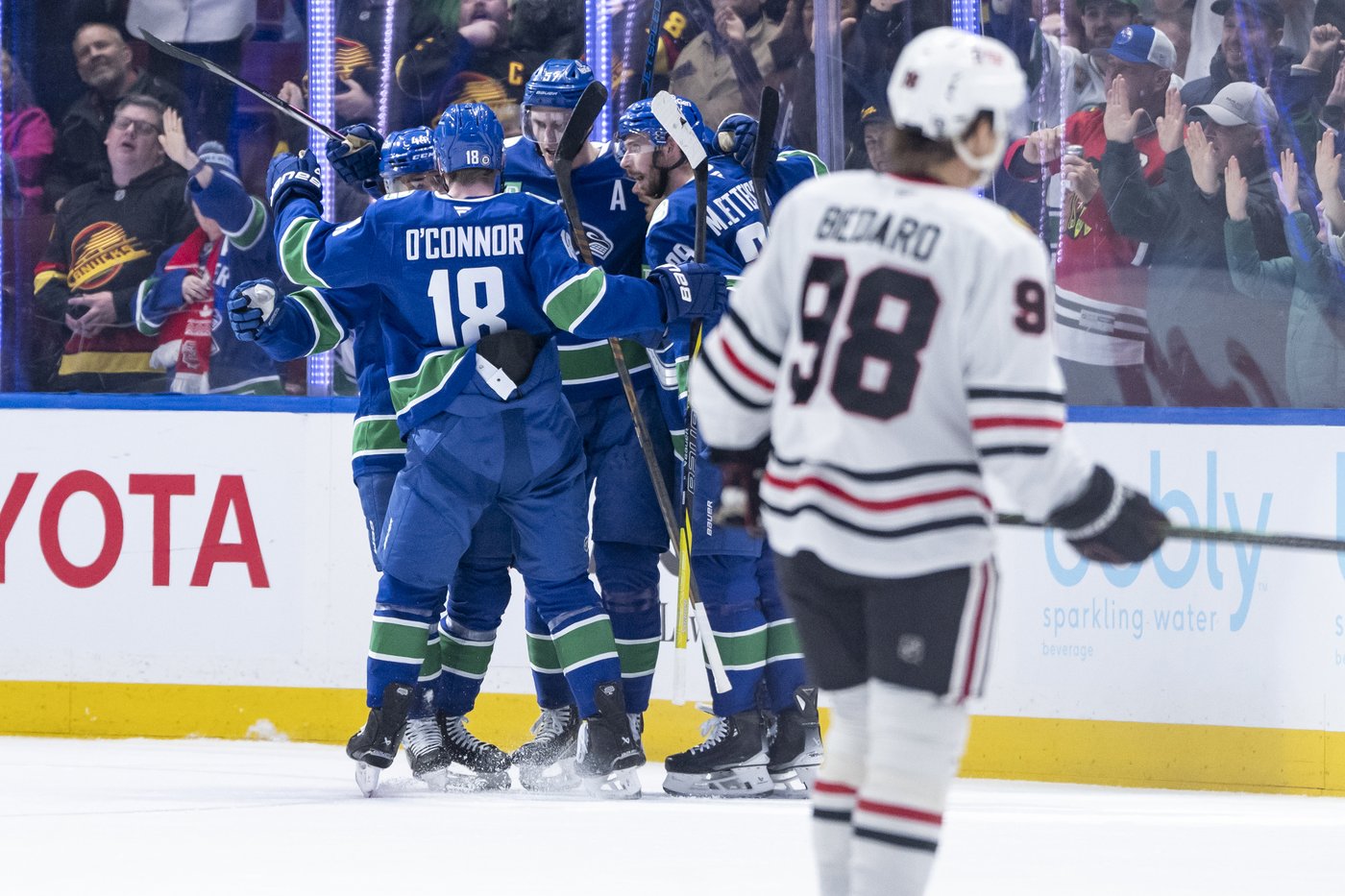 Elias Pettersson scores, Vancouver Canucks dismantle Chicago Blackhawks 6-2 | iNFOnews.ca