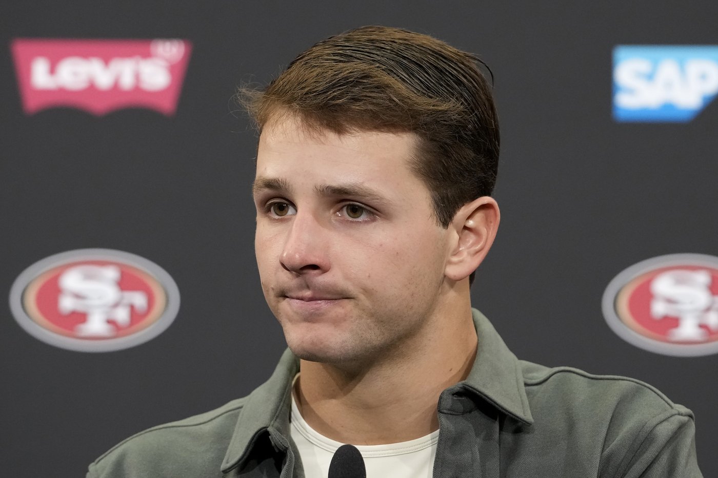 49ers QB Brock Purdy resumes throwing but status for this week remains unknown | iNFOnews.ca