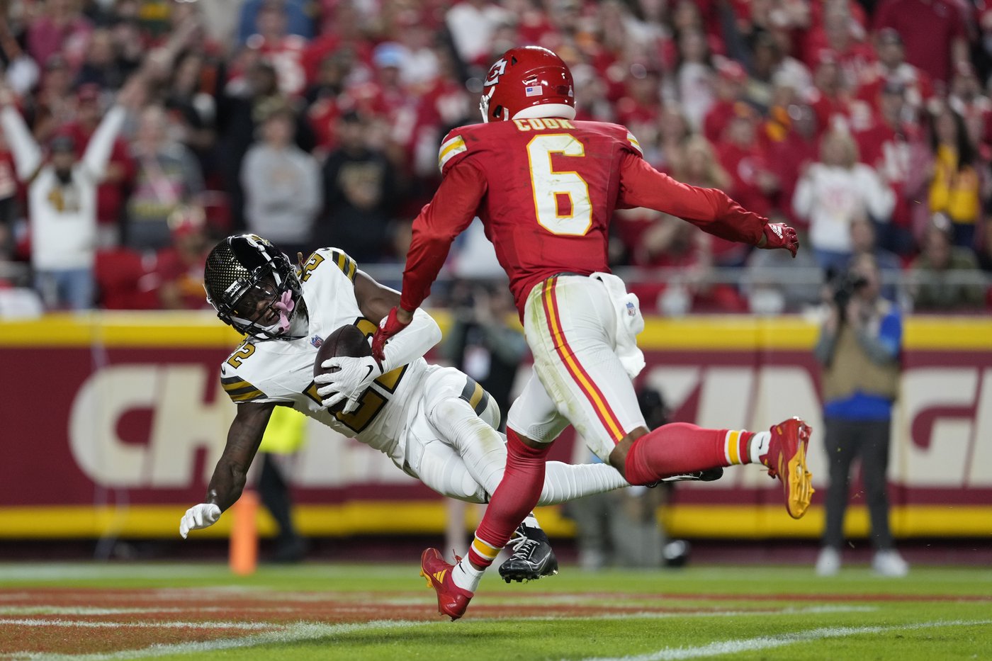 Patrick Mahomes throws for 331 yards, Derek Carr hurt as Chiefs shut down Saints for 26-13 victory | iNFOnews.ca Patrick Mahomes throws for 331 yards, Derek Carr hurt as Chiefs shut down Saints for 26-13 victory | iNFOnews.ca