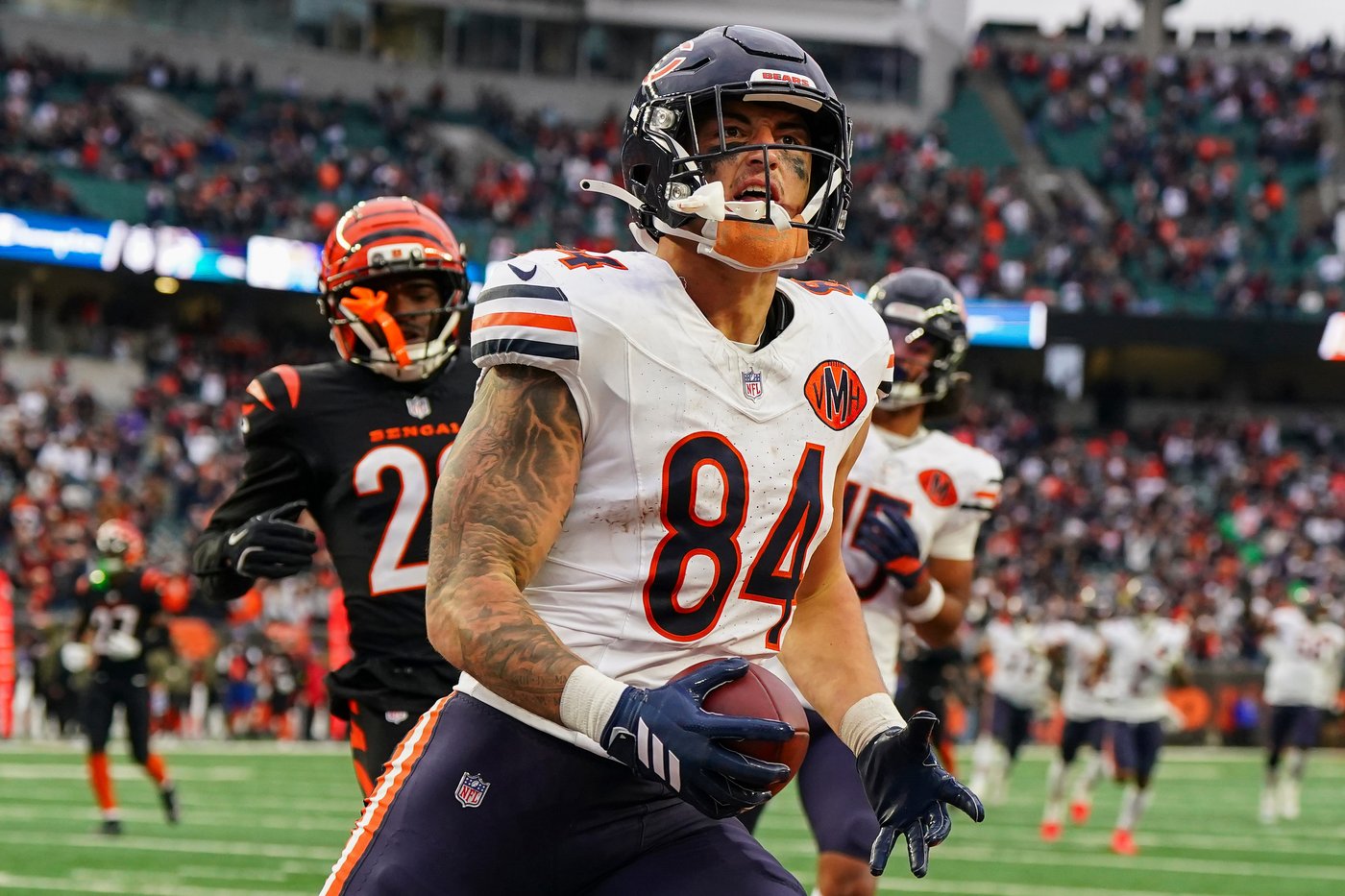 Bears outlast Bengals for wild 47-42 win on Williams' TD pass to Loveland in final minute | iNFOnews.ca