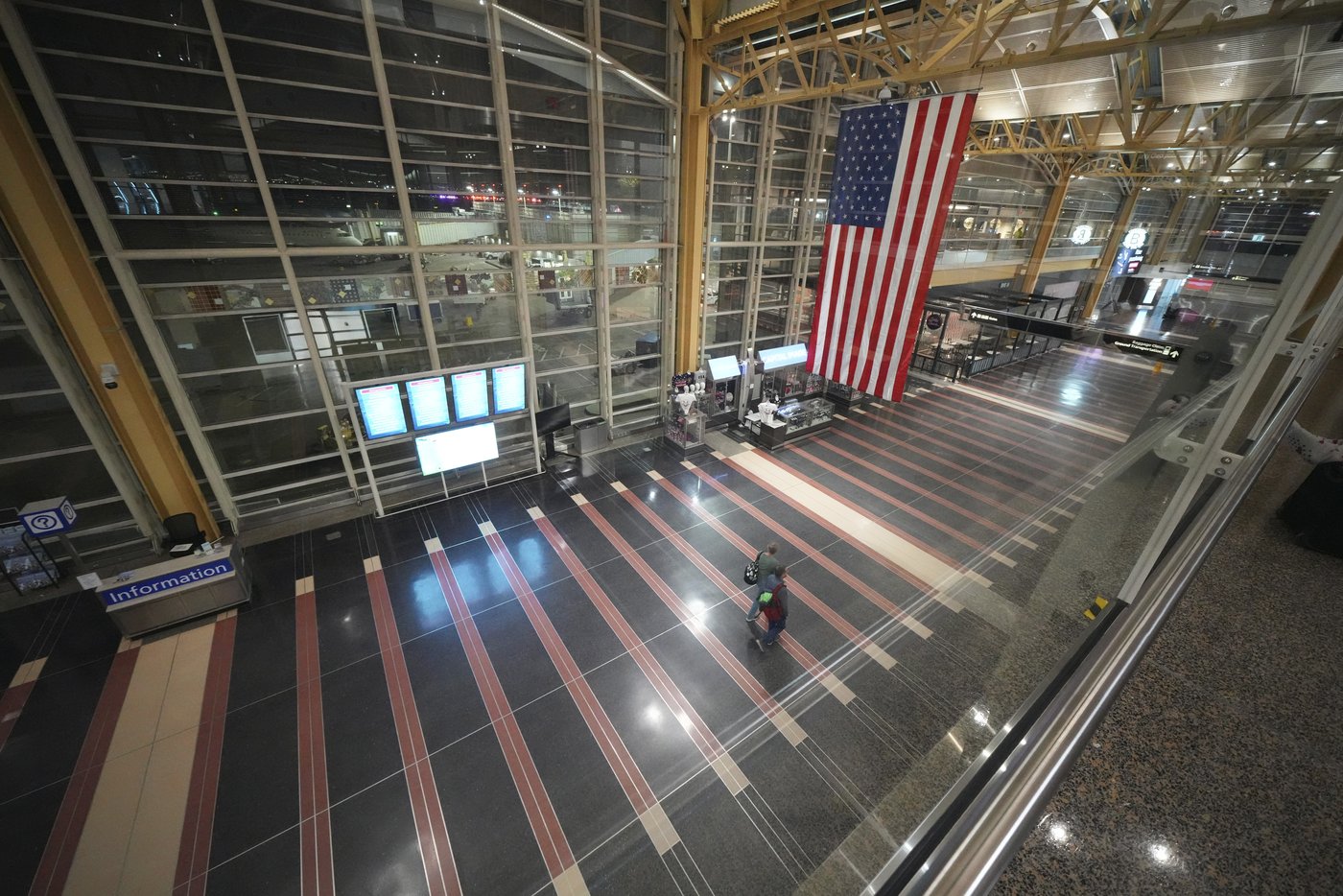 Passenger jet with 64 aboard collides with Army helicopter while landing at Reagan Airport near DC | iNFOnews.ca Passenger jet with 64 aboard collides with Army helicopter while landing at Reagan Airport near DC | iNFOnews.ca