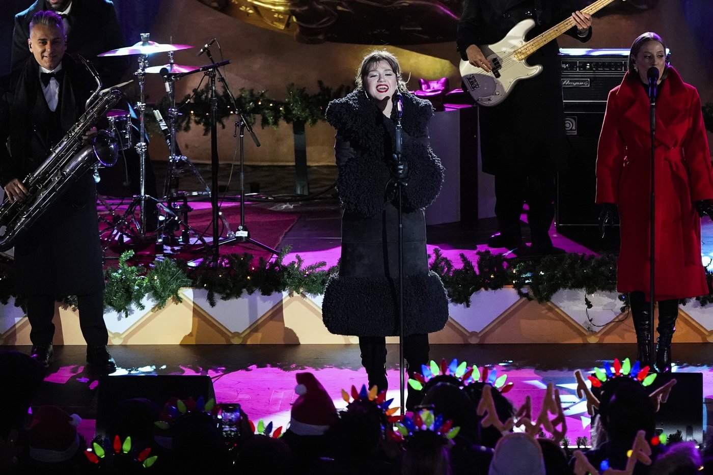 The Rockefeller Center Christmas tree lights up in New York City | iNFOnews.ca