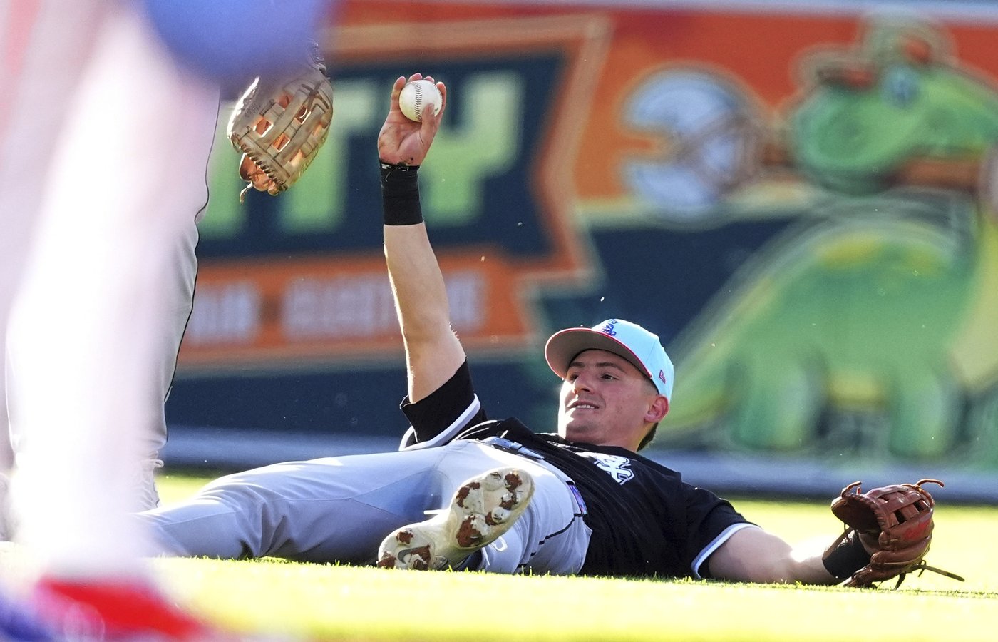 White Sox shortstop Colson Montgomery makes spectacular over-the-shoulder catch in MLB debut | iNFOnews.ca