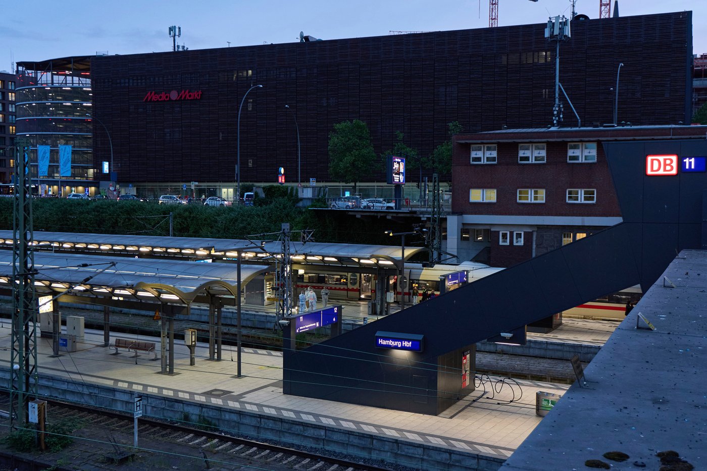 A stabbing at Hamburg's central train station causes multiple injuries. A woman is arrested | iNFOnews.ca A stabbing at Hamburg's central train station causes multiple injuries. A woman is arrested | iNFOnews.ca
