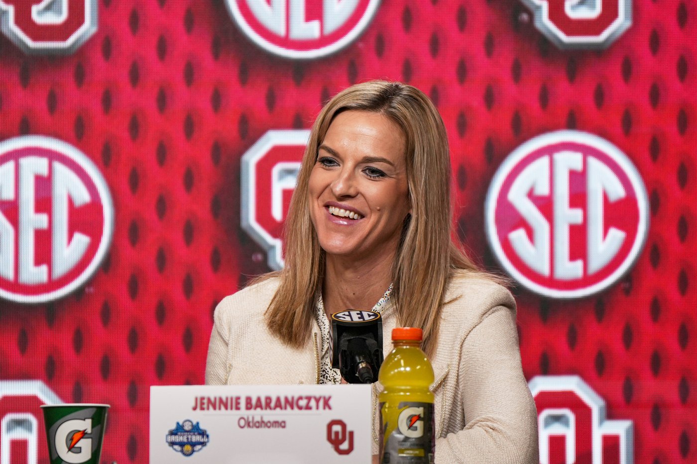 Reaching 67 points is creating a '6-7' frenzy at college basketball games across the country | iNFOnews.ca Reaching 67 points is creating a '6-7' frenzy at college basketball games across the country | iNFOnews.ca