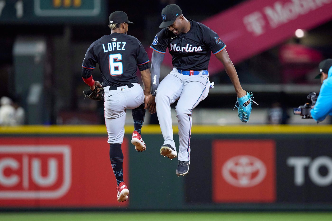 Gilbert leaves start early for Mariners and Moore's error helps Marlins win 8-4 | iNFOnews.ca