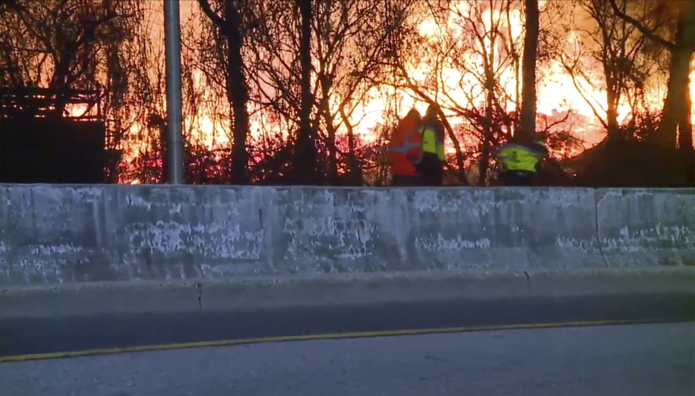 Wind-driven brushfire at Baltimore wood recycling yard closes expressway, light rail, schools | iNFOnews.ca Wind-driven brushfire at Baltimore wood recycling yard closes expressway, light rail, schools | iNFOnews.ca