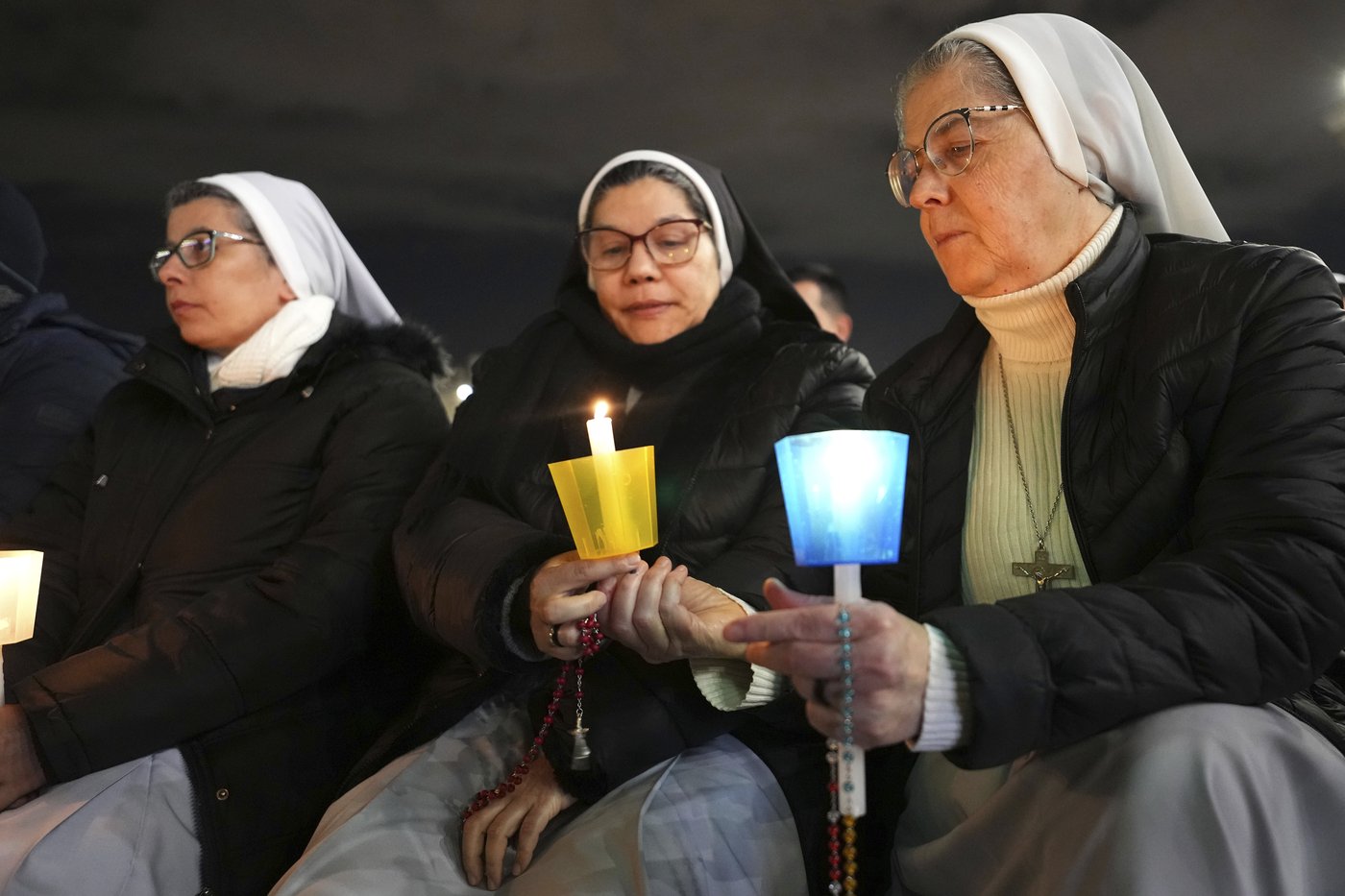 Pope Francis stable a day after respiratory crisis, spent 'long periods' off noninvasive ventilator | iNFOnews.ca
