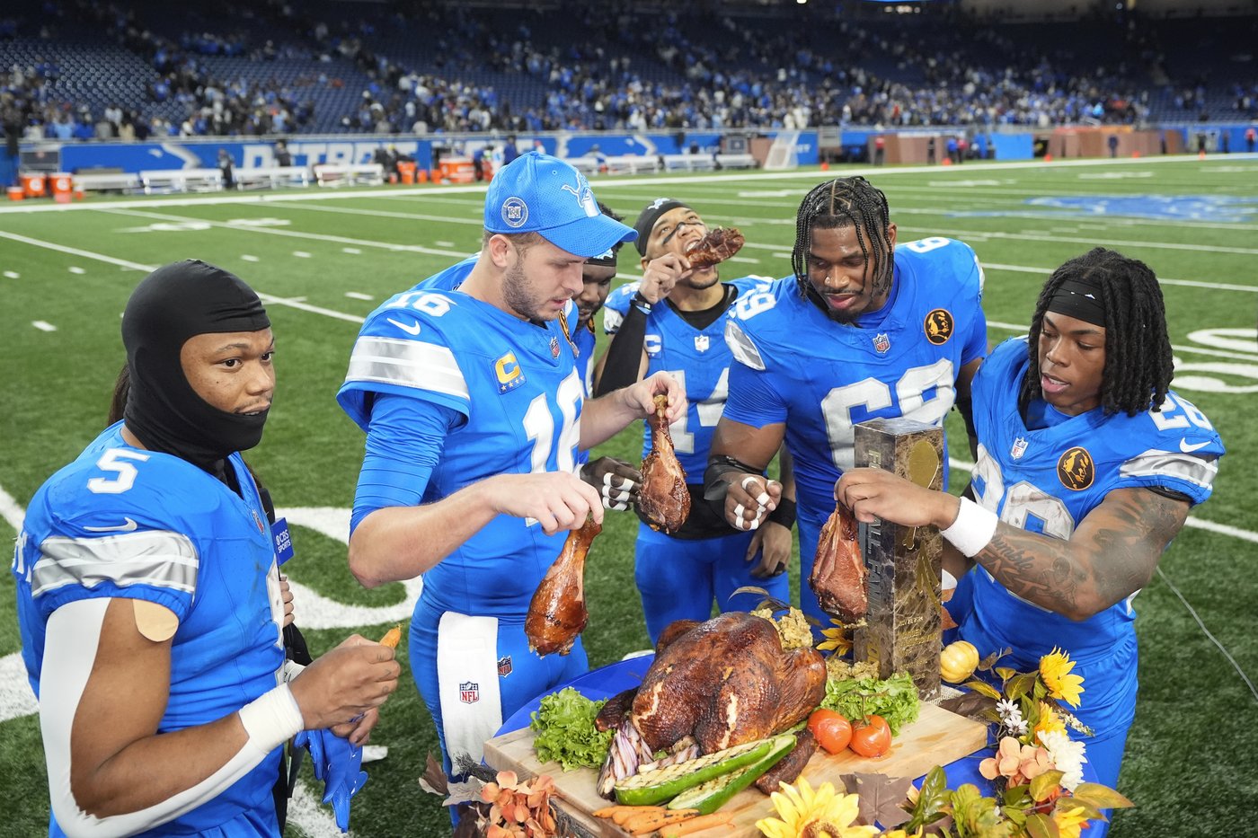 Lions extend win streak to 10 games, hold off Bears for 23-20 victory | iNFOnews.ca