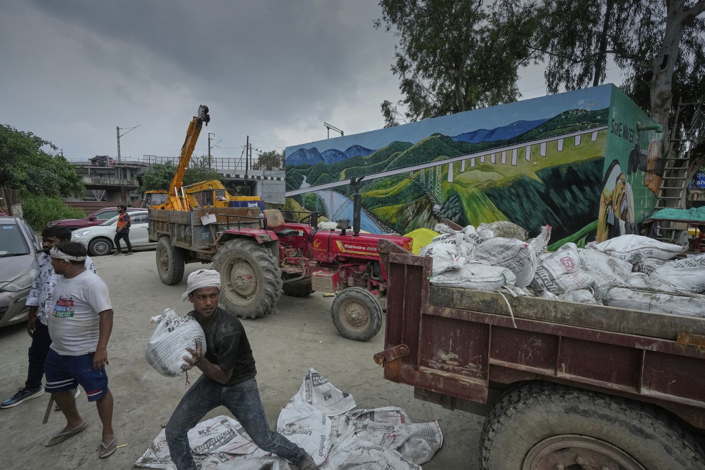 Photos of New Delhi residents on the swollen banks of the Yamuna River | iNFOnews.ca