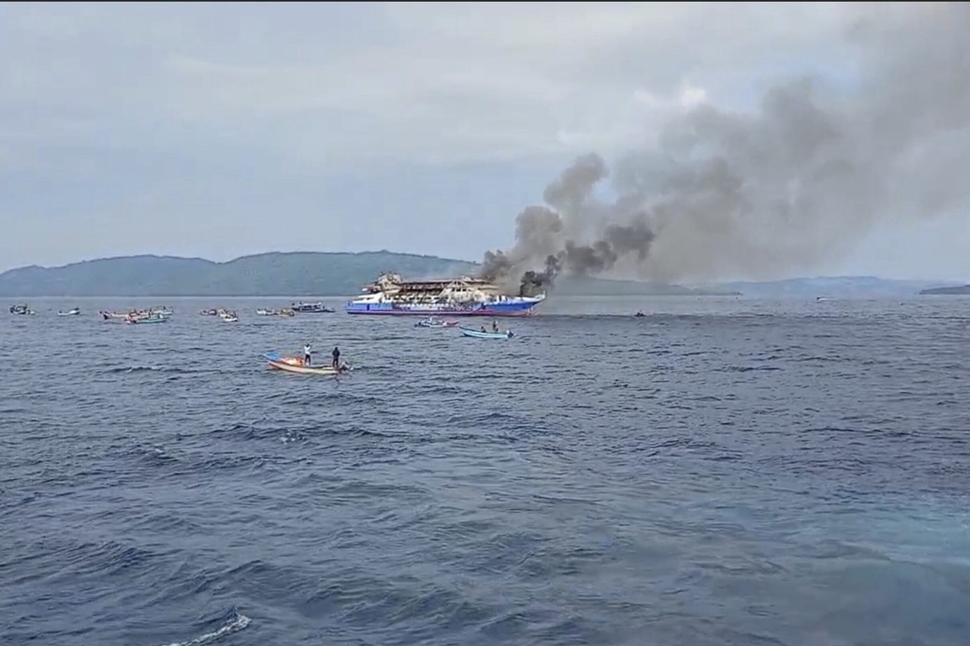 568 people survived after an Indonesian passenger ferry caught fire at sea, killing 3 | iNFOnews.ca