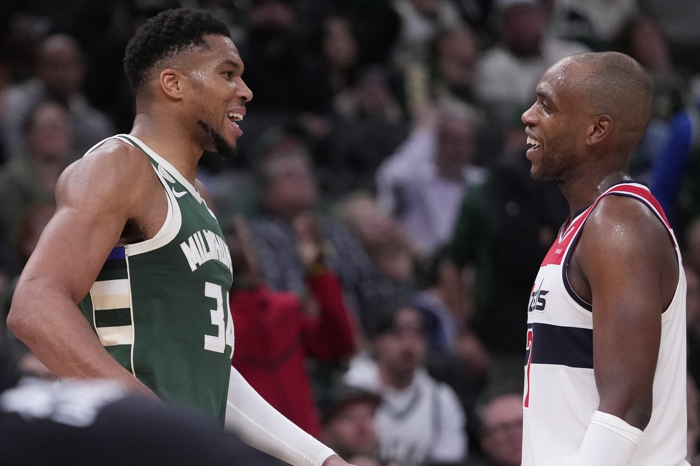 Wizards' Khris Middleton gets huge ovations as he plays at Milwaukee for 1st time since trade | iNFOnews.ca