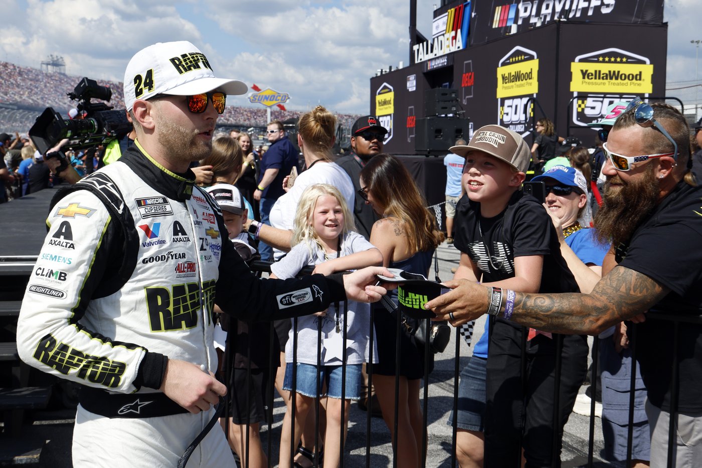 NASCAR's championship field heads to Phoenix with no clear favorite to win Cup title | iNFOnews.ca