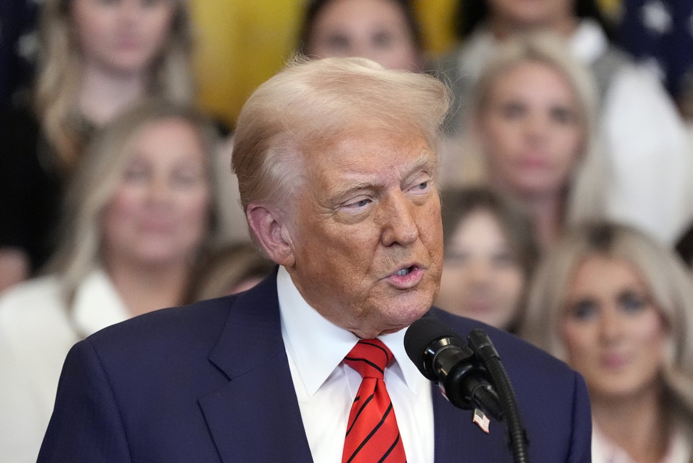 Trump signs executive order intended to bar transgender athletes from girls' and women's sports | iNFOnews.ca