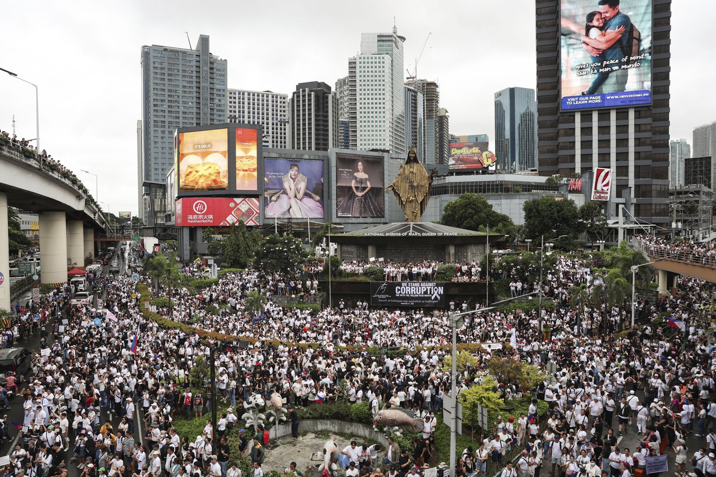Dozens arrested and hurt in clashes with police near Philippine presidential palace | iNFOnews.ca Dozens arrested and hurt in clashes with police near Philippine presidential palace | iNFOnews.ca