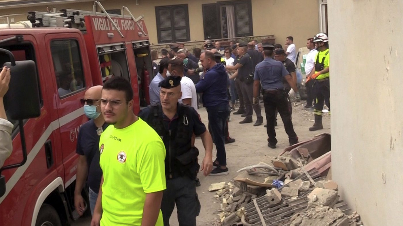 Building collapse in Italy kills 2 young siblings and their mother | iNFOnews.ca Building collapse in Italy kills 2 young siblings and their mother | iNFOnews.ca