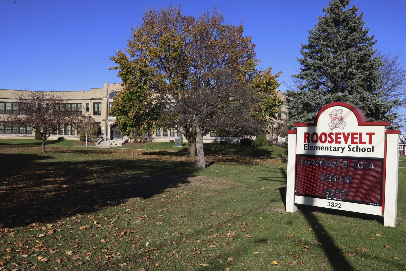 Teen is in custody after trying to enter Wisconsin elementary school while armed, police say | iNFOnews.ca