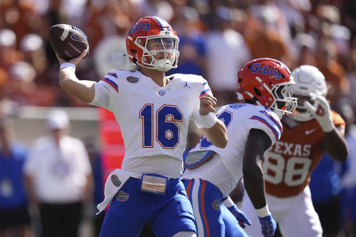 Ewers' 5 TD passes lead No. 5 Texas in 49-17 rout of struggling Florida | iNFOnews.ca Ewers' 5 TD passes lead No. 5 Texas in 49-17 rout of struggling Florida | iNFOnews.ca