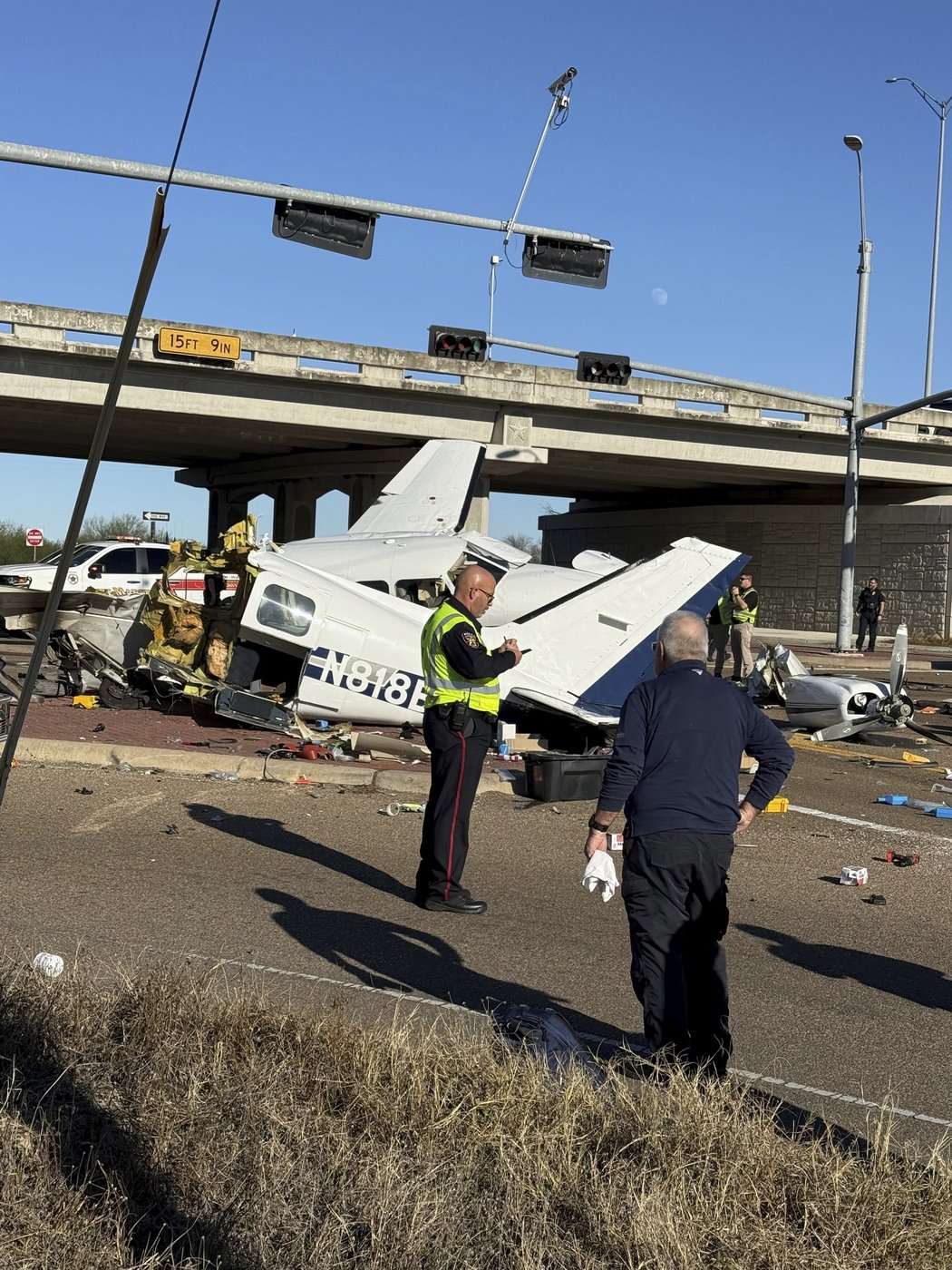 Propeller plane crashes onto a Texas highway, sending 4 people to hospitals | iNFOnews.ca Propeller plane crashes onto a Texas highway, sending 4 people to hospitals | iNFOnews.ca