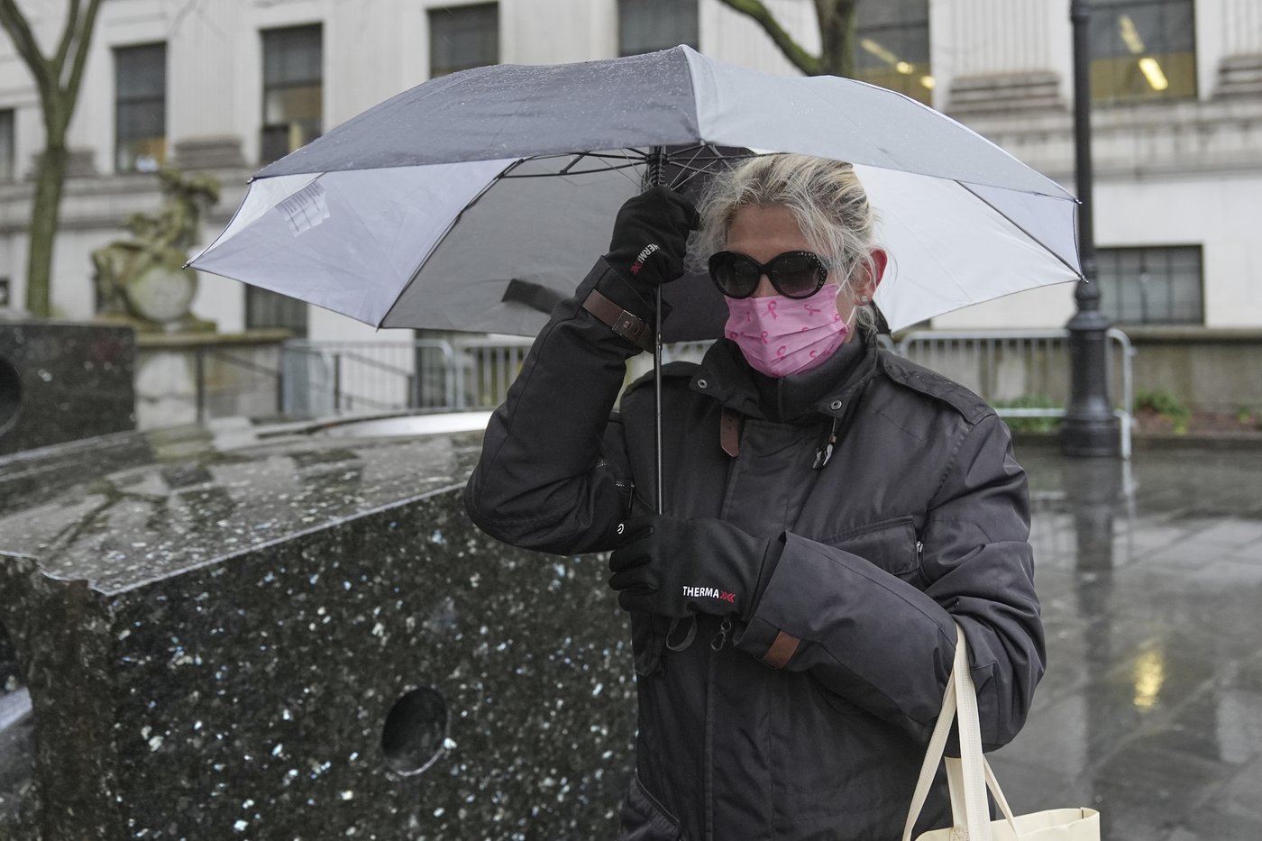Deliberations to resume Monday at bribery trial of Nadine Menendez, wife of ex-US Sen. Bob Menendez | iNFOnews.ca