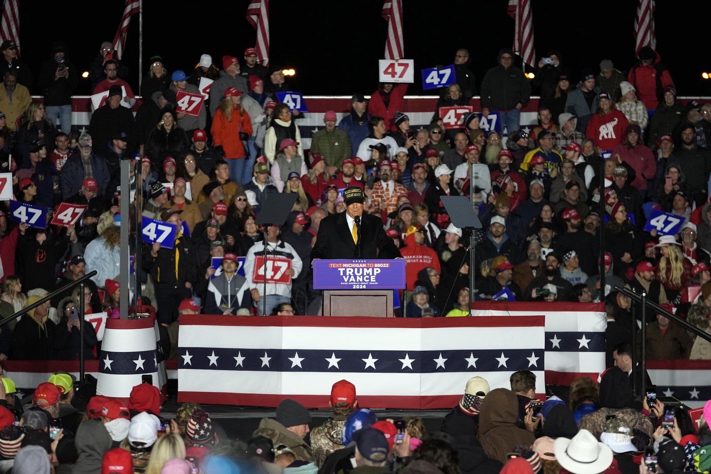 Trump leaves Michigan rallygoers waiting in the cold for hours to tape Joe Rogan podcast | iNFOnews.ca Trump leaves Michigan rallygoers waiting in the cold for hours to tape Joe Rogan podcast | iNFOnews.ca