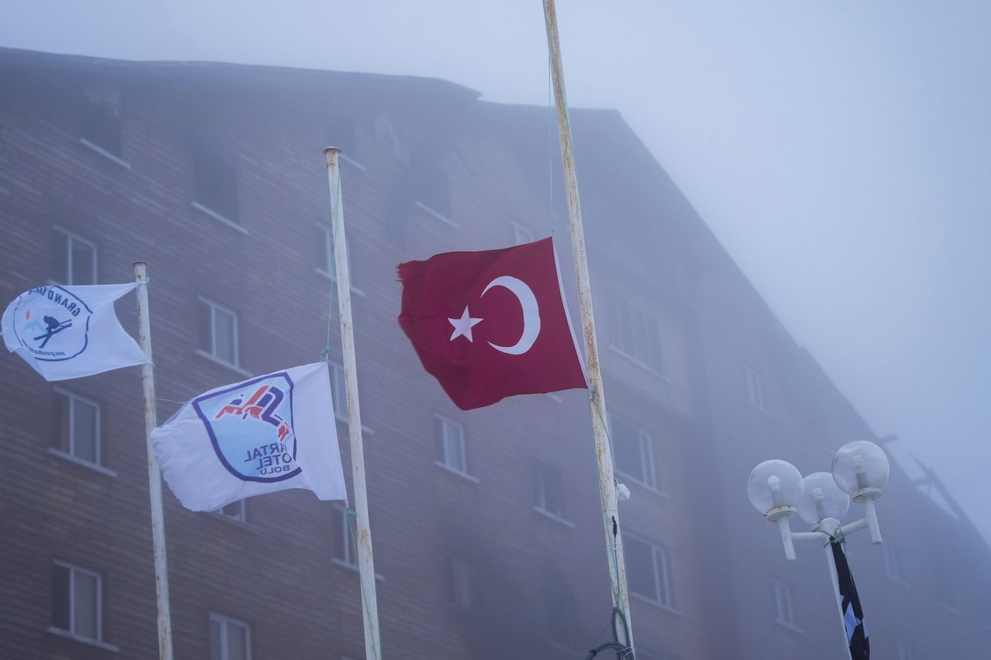 Witnesses at a Turkish ski resort stood helpless as people leaped out of a burning hotel | iNFOnews.ca Witnesses at a Turkish ski resort stood helpless as people leaped out of a burning hotel | iNFOnews.ca