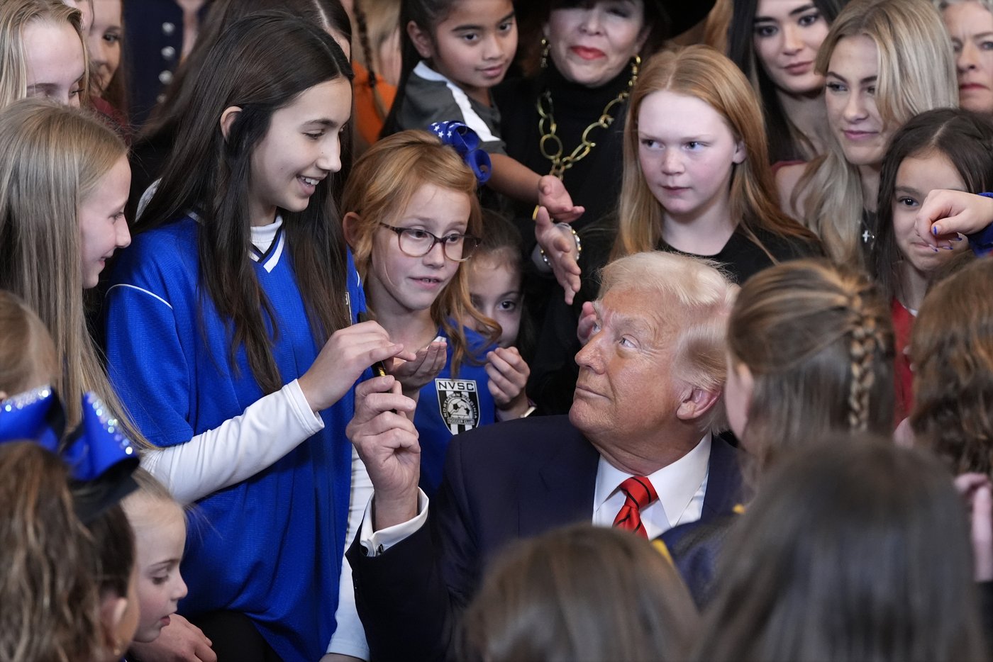 Trump signs executive order intended to bar transgender athletes from girls' and women's sports | iNFOnews.ca