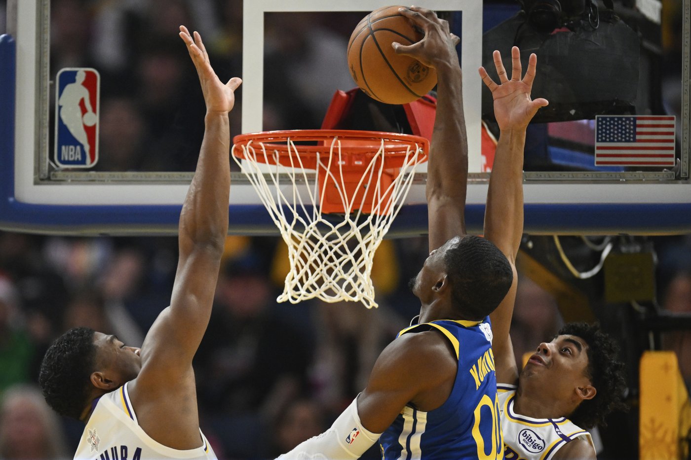 LeBron James scores 31 in record 19th Christmas Day game as Lakers hold off Curry, Warriors 115-113 | iNFOnews.ca