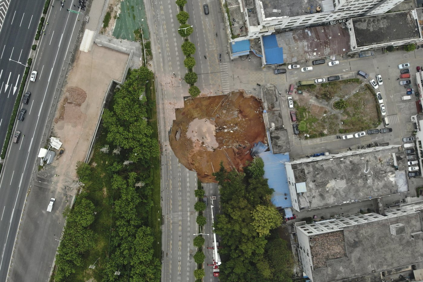 Rescuers search for 13 workers missing after a railroad construction site collapses in south China | iNFOnews.ca Rescuers search for 13 workers missing after a railroad construction site collapses in south China | iNFOnews.ca