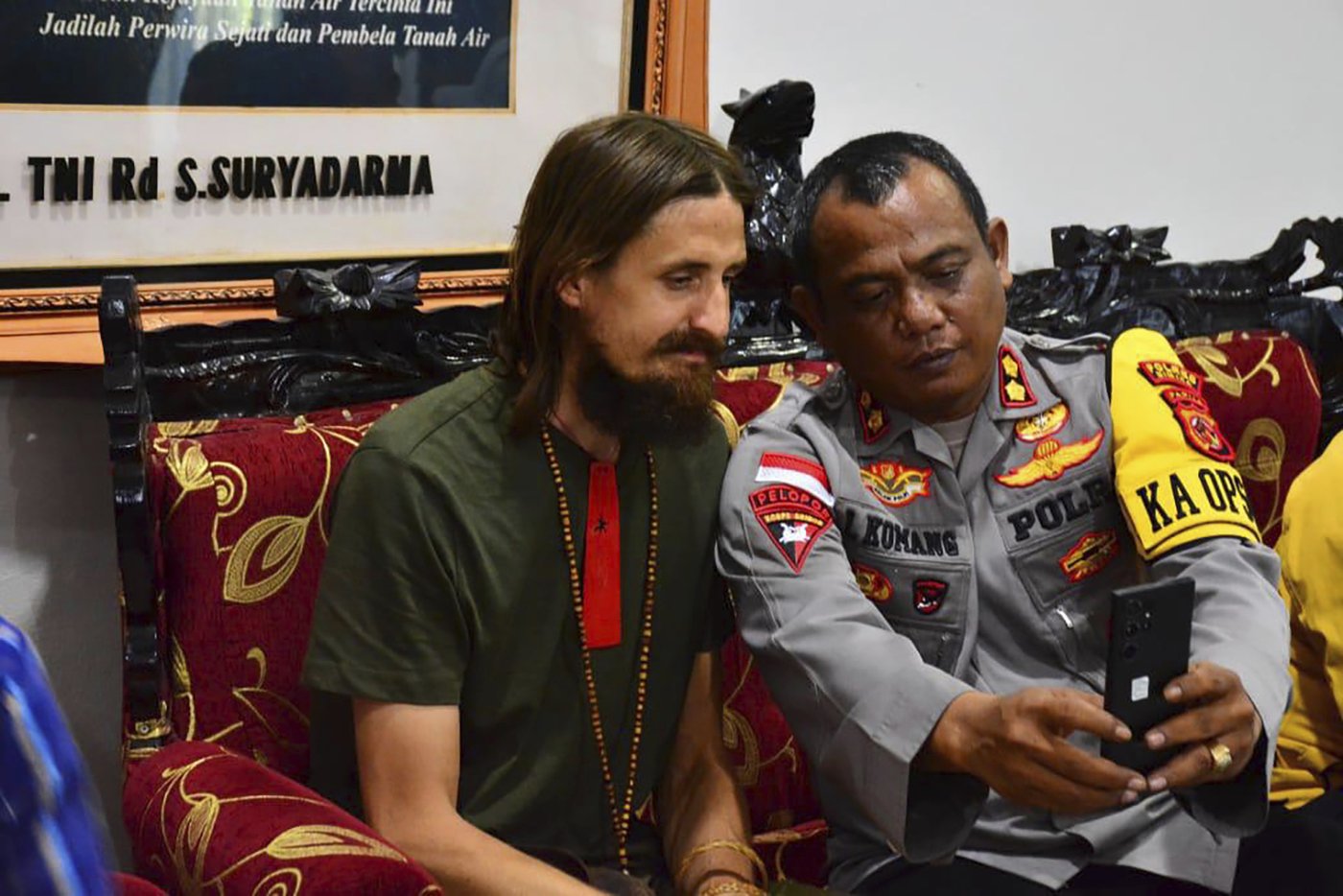 A New Zealand pilot is freed after 19 months in rebel captivity in Indonesia's Papua region | iNFOnews.ca A New Zealand pilot is freed after 19 months in rebel captivity in Indonesia's Papua region | iNFOnews.ca