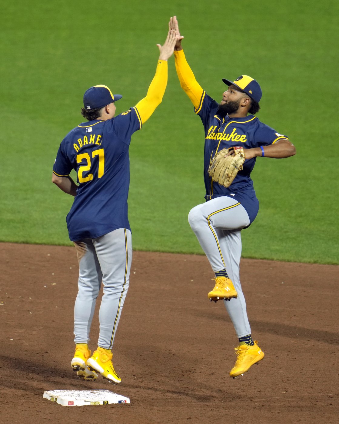 Willy Adames steals 20th base, joining 30-20 club in Brewers' 7-2 win over Pirates | iNFOnews.ca Willy Adames steals 20th base, joining 30-20 club in Brewers' 7-2 win over Pirates | iNFOnews.ca