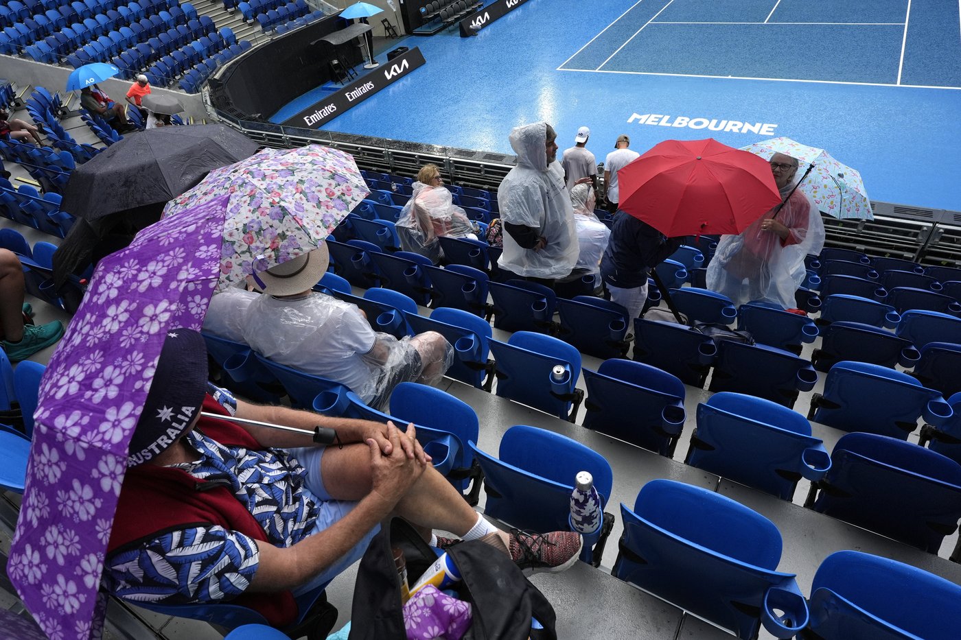 Australian Open: Olympic champ Zheng Qinwen starts her bid for another final on a rainy Day 1 | iNFOnews.ca