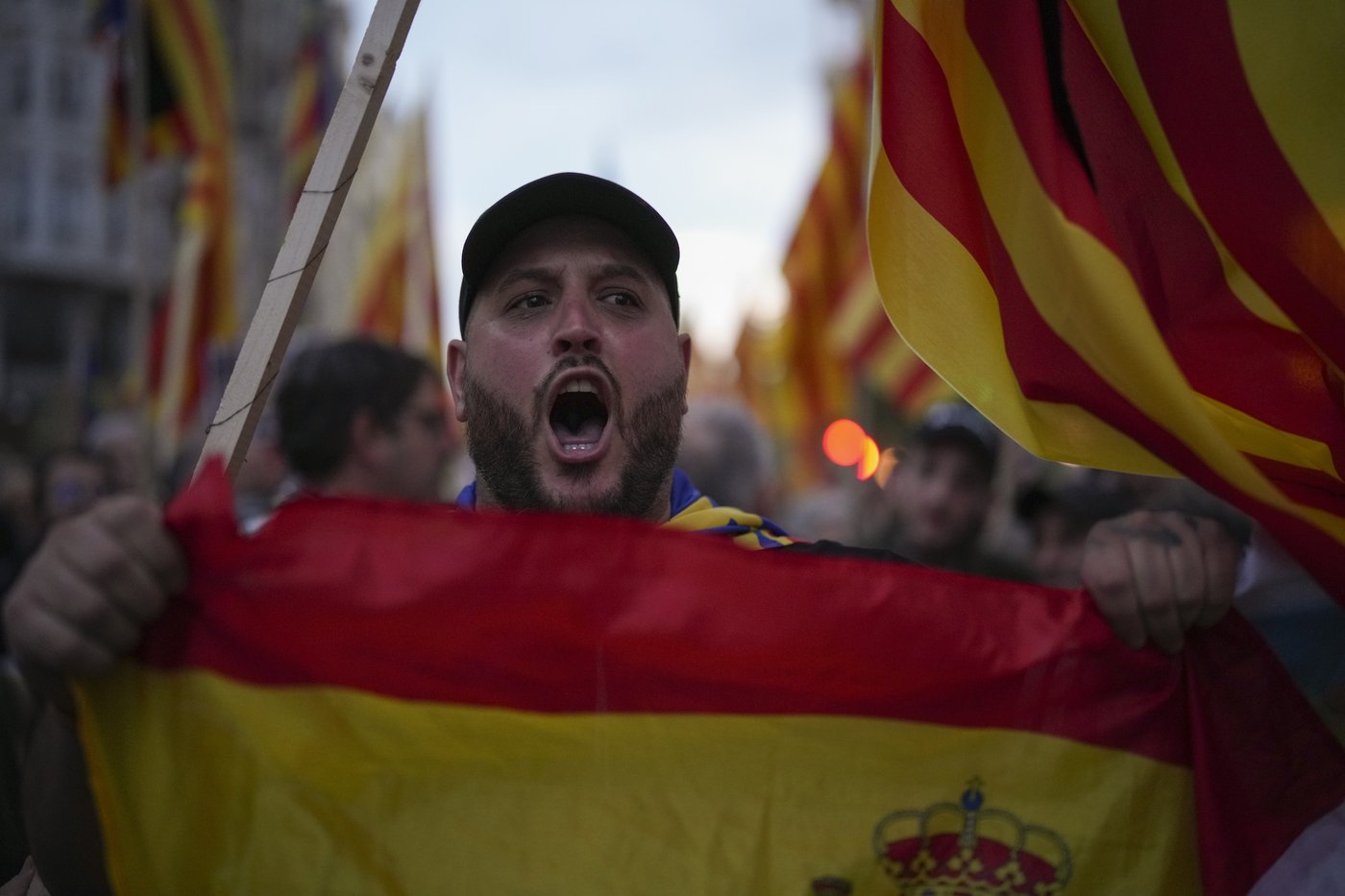 Thousands of Spaniards demand the resignation of Valencia leader for bungling flood response | iNFOnews.ca Thousands of Spaniards demand the resignation of Valencia leader for bungling flood response | iNFOnews.ca