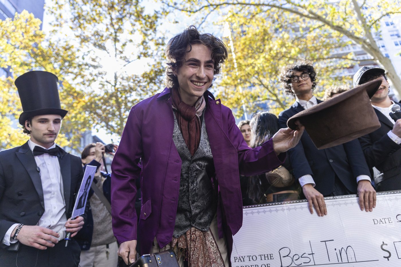 Timothée Chalamet crashes his own look-alike contest after police shut down crowded event | iNFOnews.ca