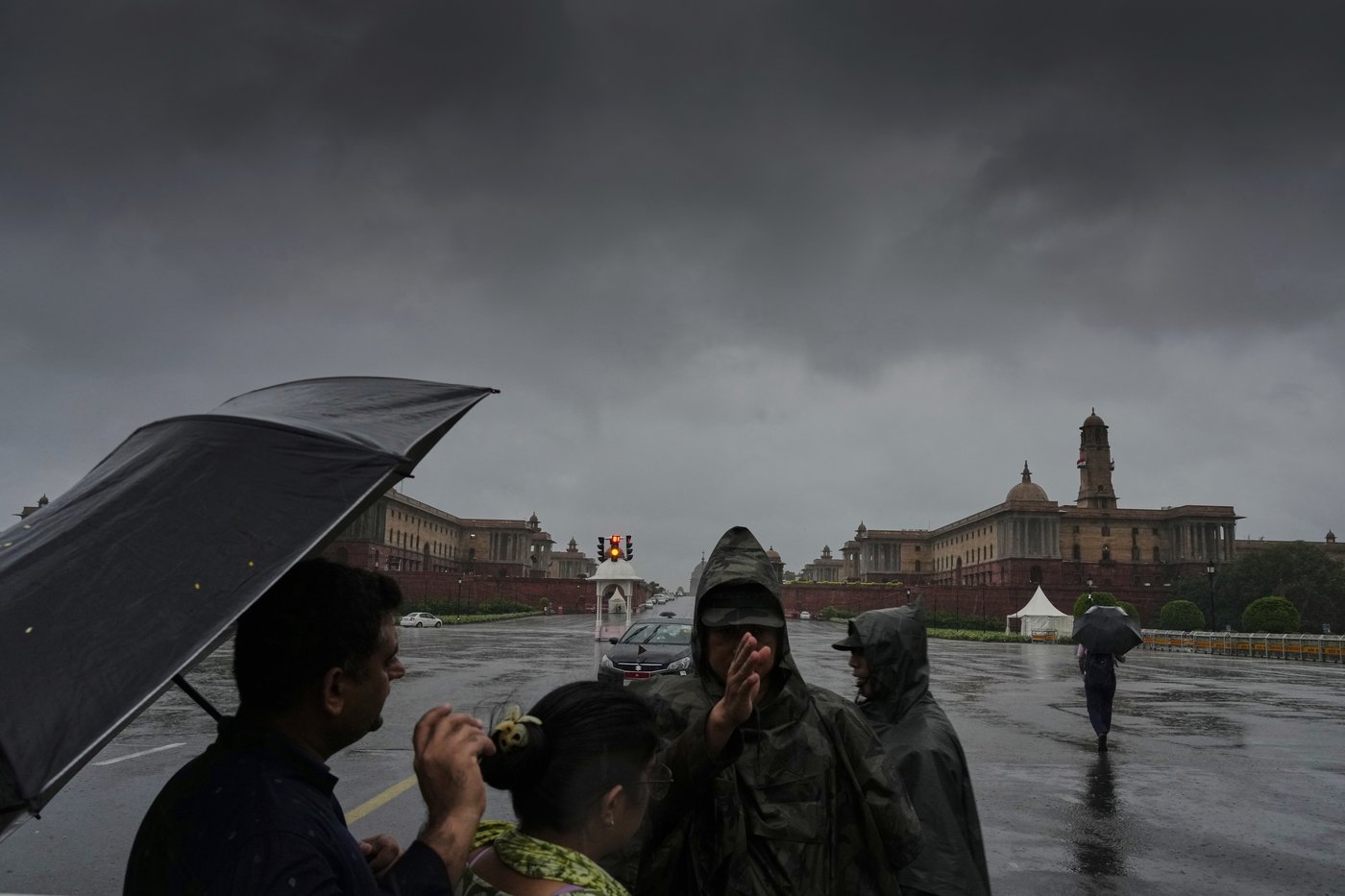 Photos of New Delhi residents on the swollen banks of the Yamuna River | iNFOnews.ca
