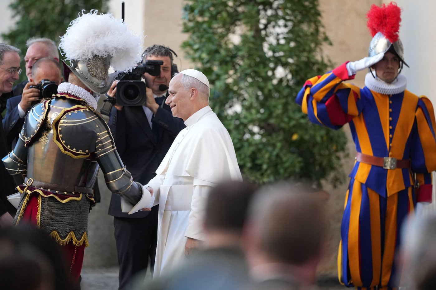 Pope lends star power to Swiss Guards swearing-in ceremony as his army struggles to find recruits | iNFOnews.ca Pope lends star power to Swiss Guards swearing-in ceremony as his army struggles to find recruits | iNFOnews.ca