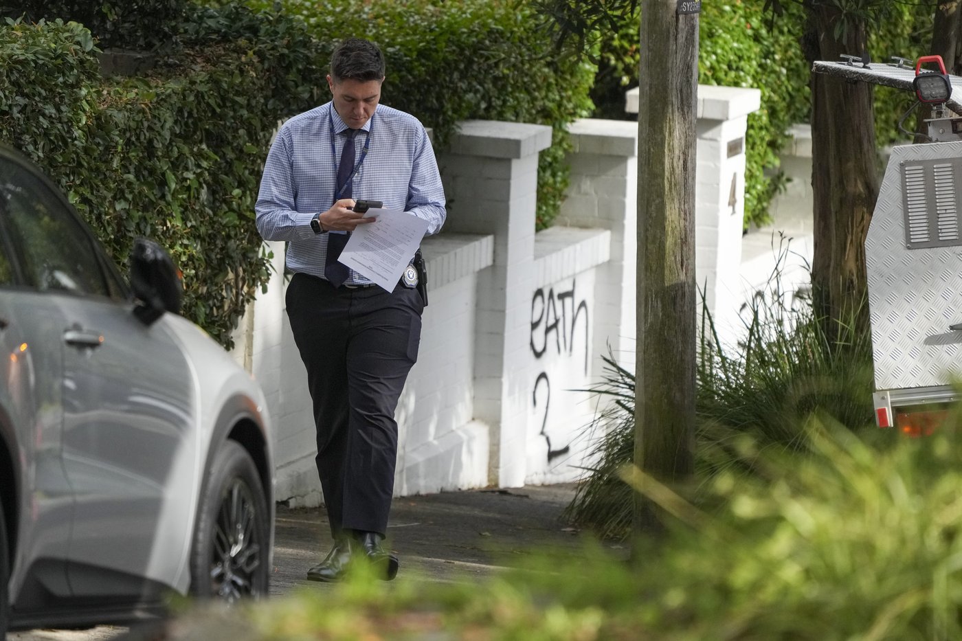 Vandals burn a car and spray graffiti in latest antisemitic attack in Sydney | iNFOnews.ca