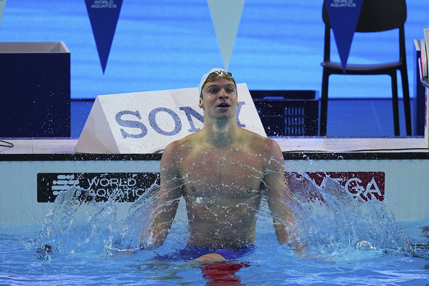 Léon Marchand breaks world record in 200 individual medley in 1 minute, 52.69 seconds | iNFOnews.ca