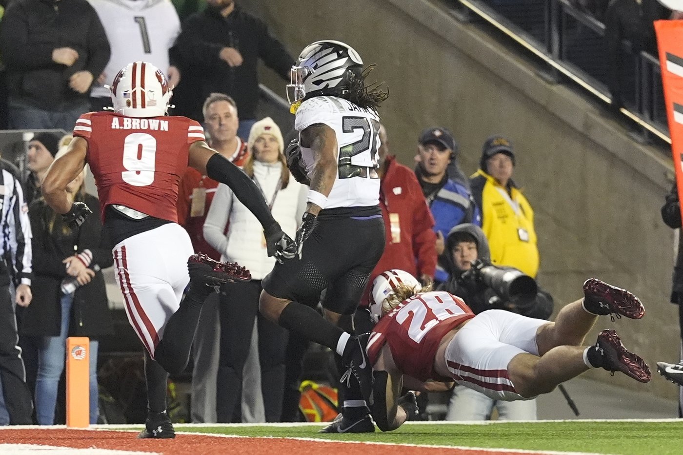 No. 1 Oregon rallies in 4th quarter to beat Wisconsin 16-13 | iNFOnews.ca No. 1 Oregon rallies in 4th quarter to beat Wisconsin 16-13 | iNFOnews.ca