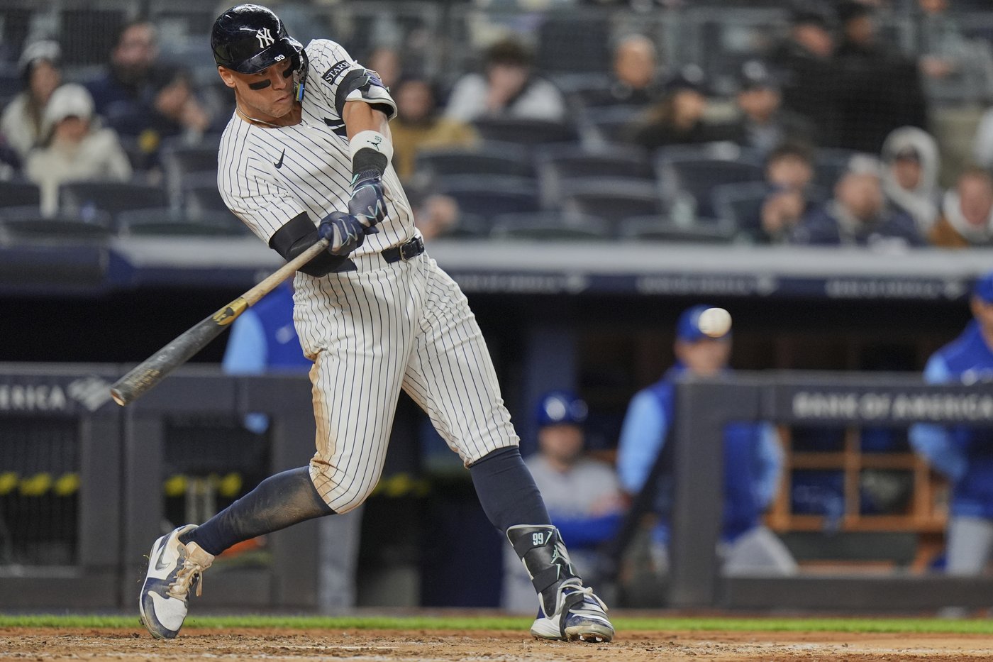 Judge hits go-ahead homer to end 10-game drought as Yankees edge Royals 4-3 for 3-game sweep | iNFOnews.ca