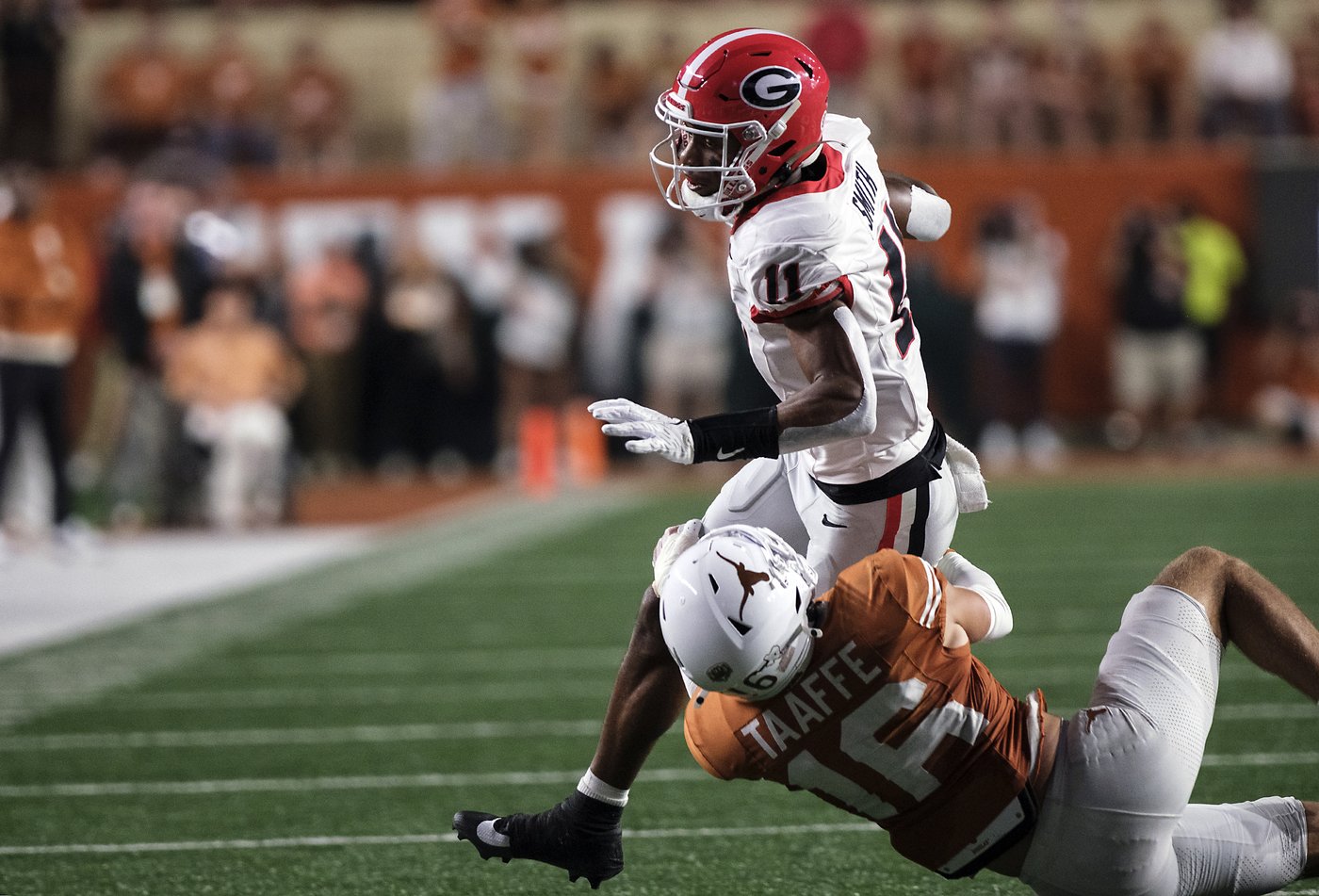 No. 5 Georgia knocks off No. 1 Texas 35-15, with Etienne running for 3 TDs | iNFOnews.ca No. 5 Georgia knocks off No. 1 Texas 35-15, with Etienne running for 3 TDs | iNFOnews.ca