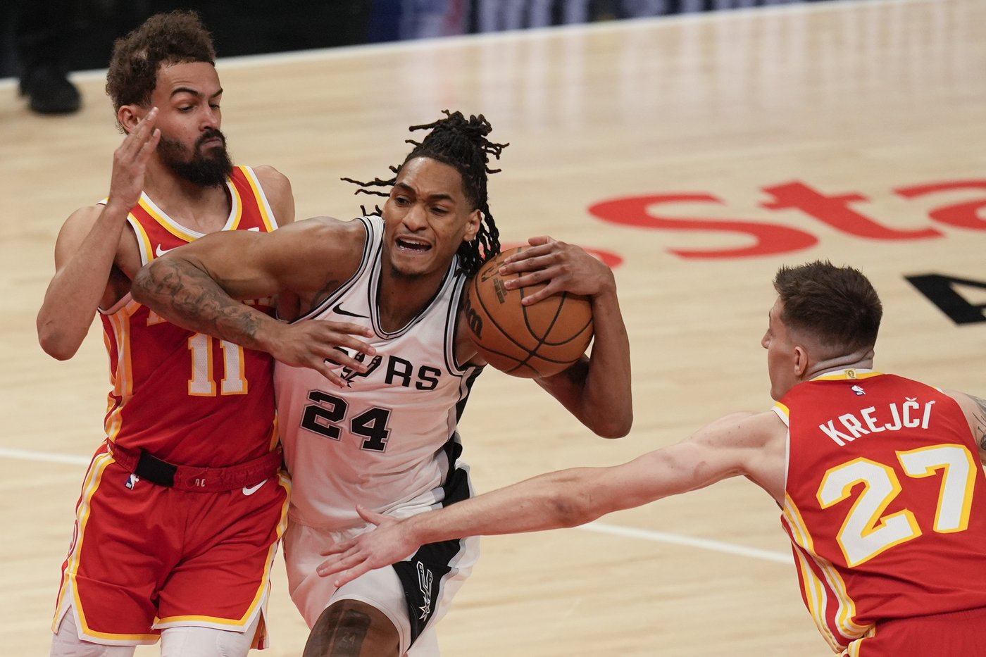 Wembanyama hits decisive free throw as Spurs hold off Hawks 126-125 in Fox's debut | iNFOnews.ca