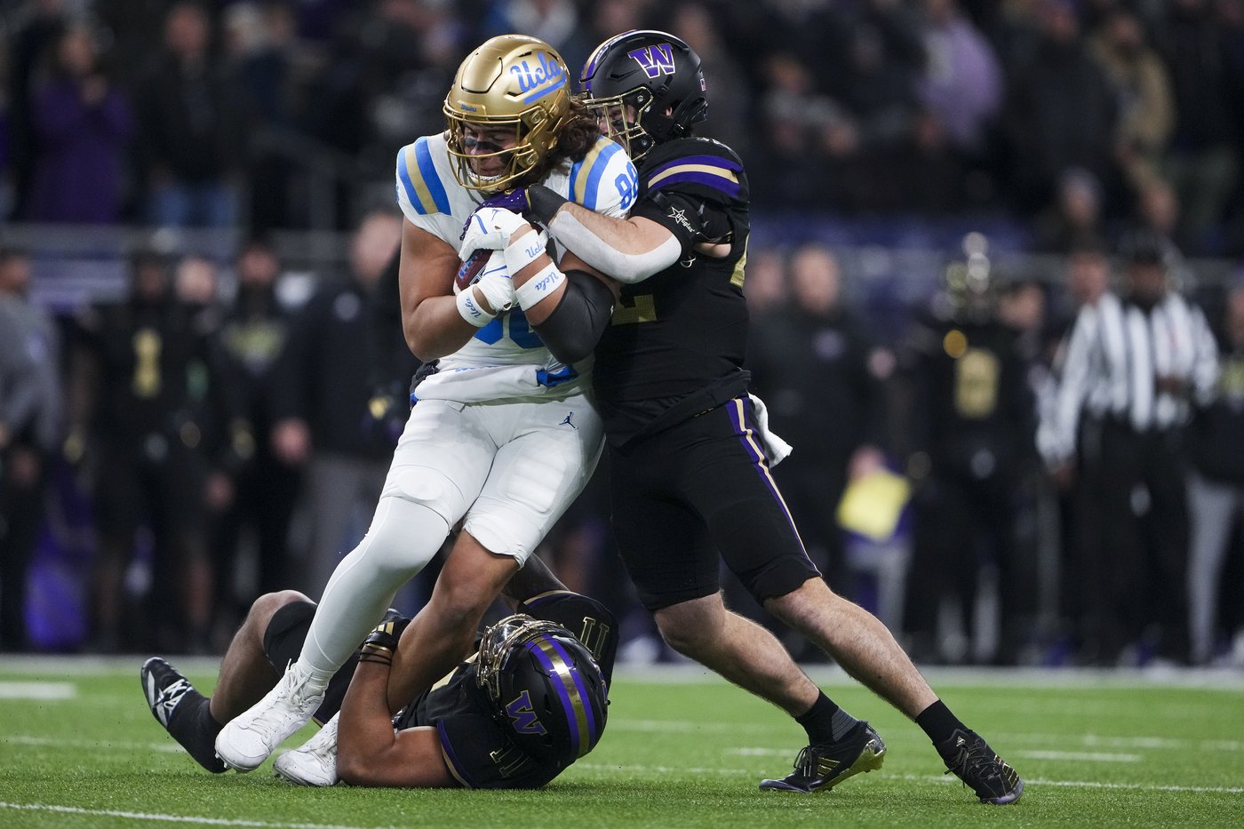 Desmond Williams Jr., Jonah Coleman lead Washington past UCLA 31-19 for bowl eligibility | iNFOnews.ca