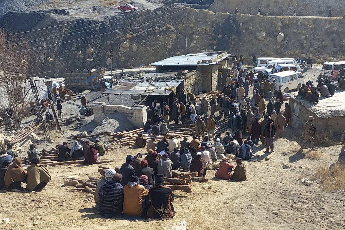 Rescuers in southwestern Pakistan recover the bodies of 11 workers who died in a coal mine blast | iNFOnews.ca Rescuers in southwestern Pakistan recover the bodies of 11 workers who died in a coal mine blast | iNFOnews.ca
