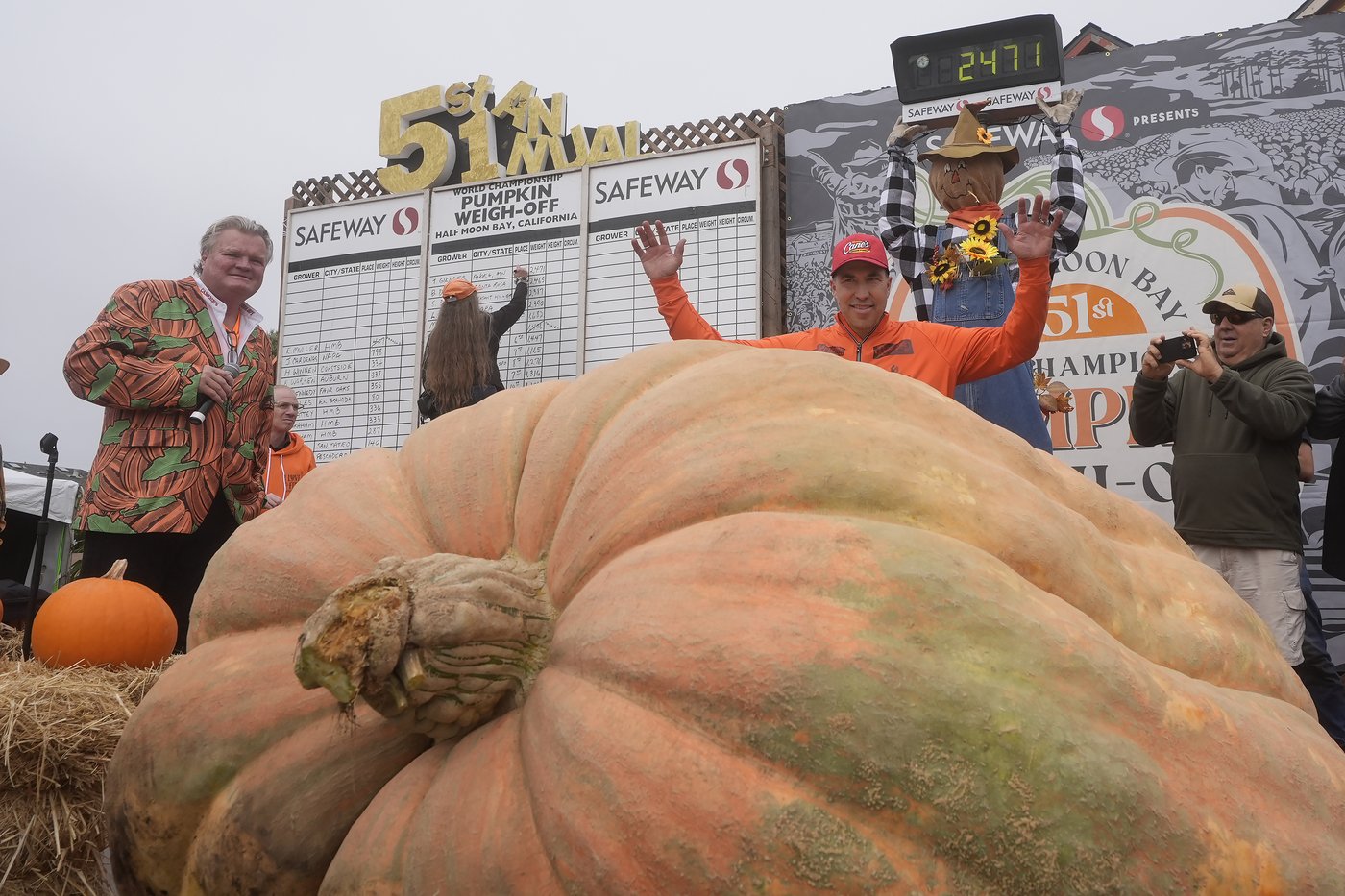 Pumpkin weighing 2,471 pounds wins California contest | iNFOnews.ca Pumpkin weighing 2,471 pounds wins California contest | iNFOnews.ca