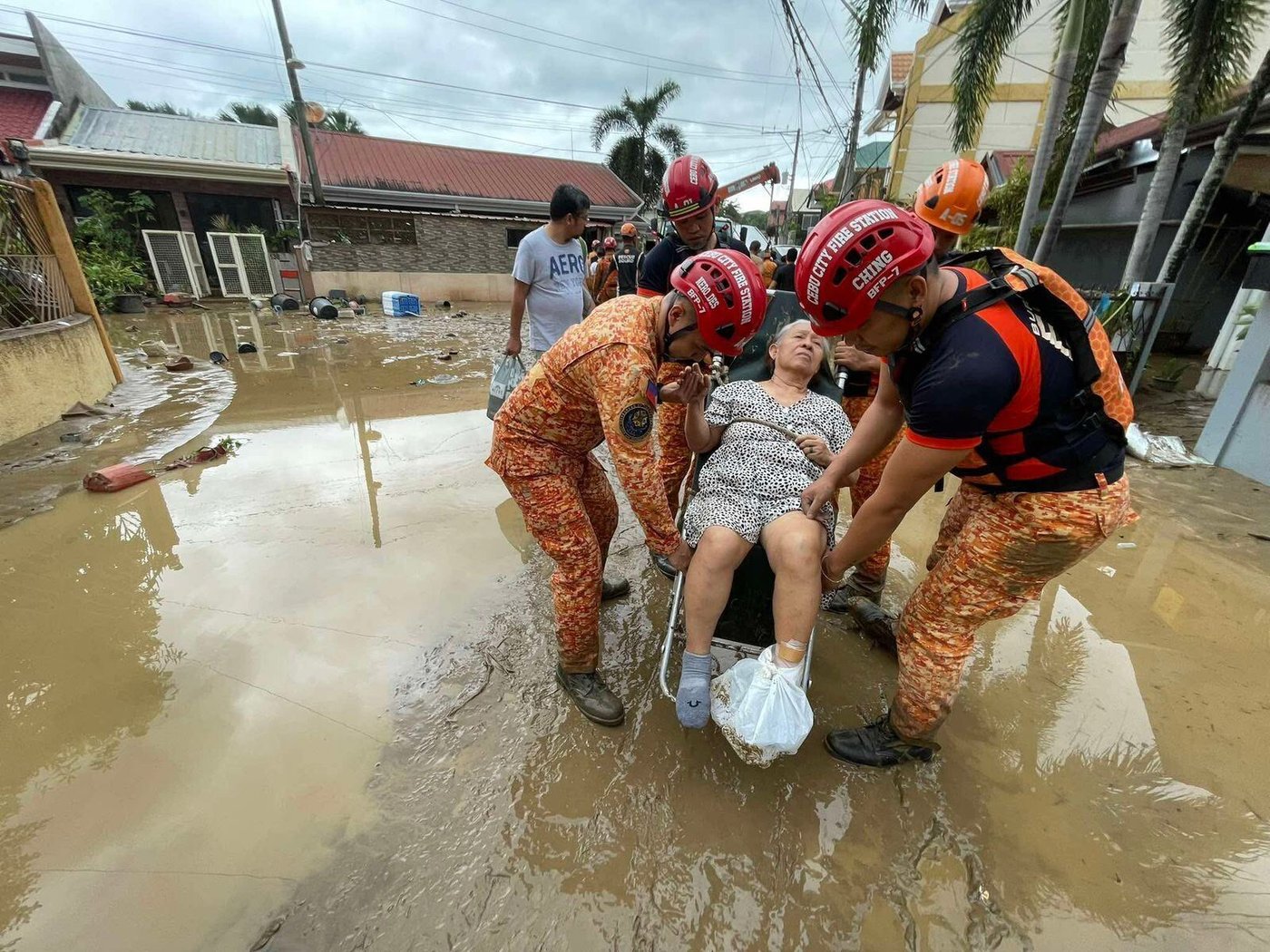 Philippine air force helicopter carrying 5 crashes while en route to help in typhoon response | iNFOnews.ca
