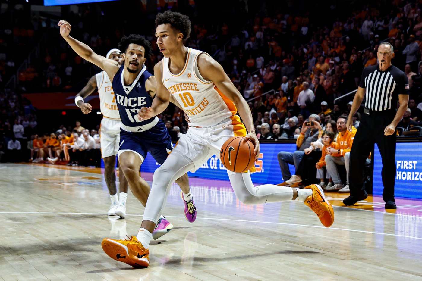 No. 20 Tennessee beats Rice 91-66, but Estrella injured | iNFOnews.ca