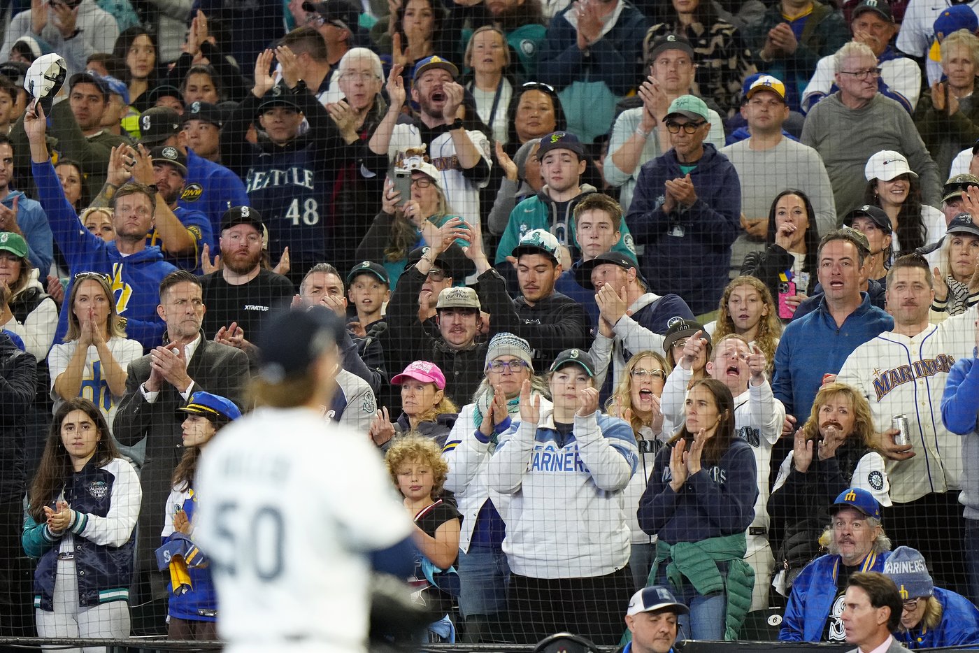 Photo Gallery: Mariners take 3-2 lead in ALCS with 6-2 win in Game 5 | iNFOnews.ca