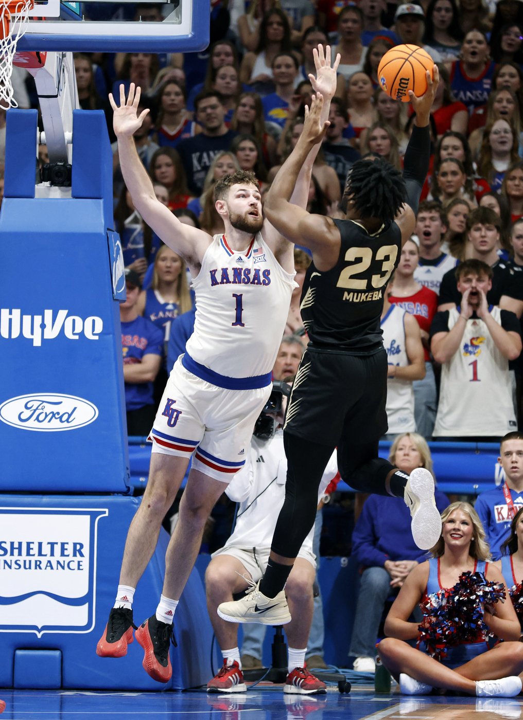 No. 1 Kansas beats Oakland 78-57 as Storr scores 16 off the bench | iNFOnews.ca