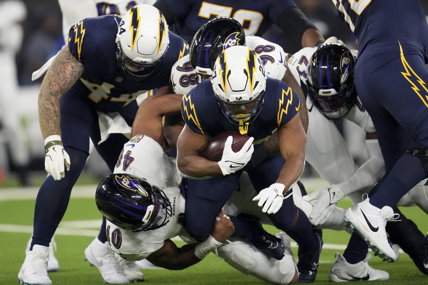 Chargers struggle to score after RB J.K. Dobbins hurts his knee in his reunion game with Ravens | iNFOnews.ca